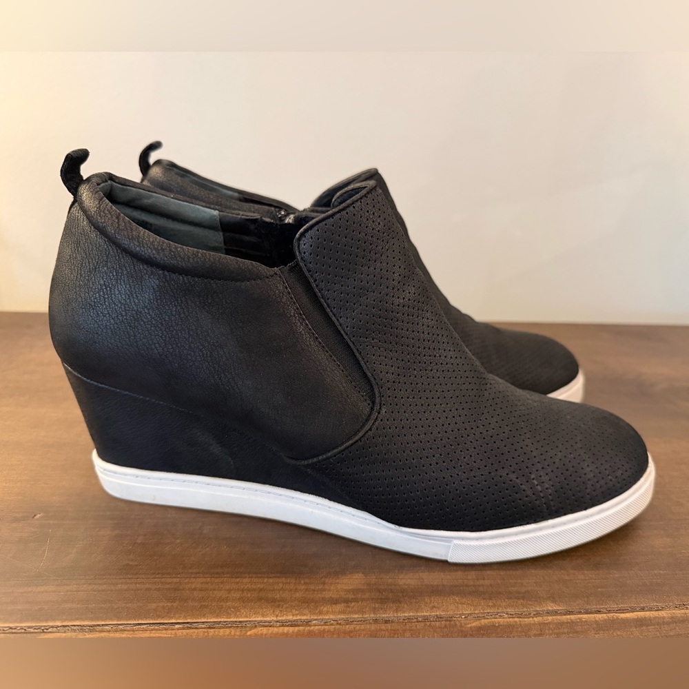 Like new Caslon Aiden Leather Black Wedge Sneaker Zip Side sz 13